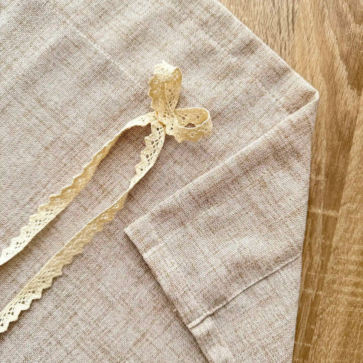rideau beige clair texture lin bordure dentelle classique rustique fleuri maison
