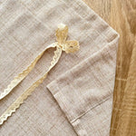 rideau beige clair texture lin bordure dentelle classique rustique fleuri maison