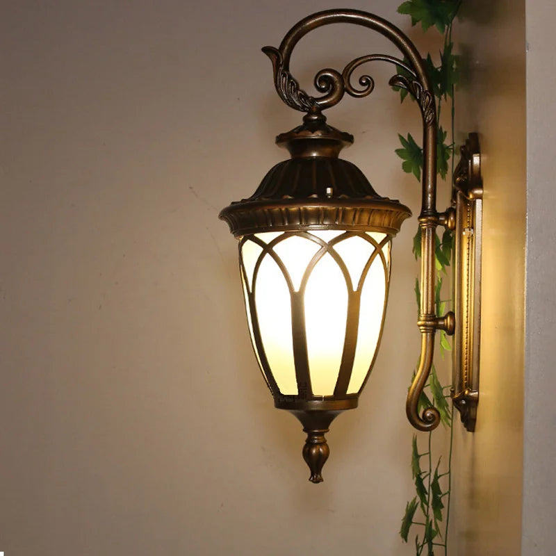 Applique murale en verre E27 installée sur un mur de jardin