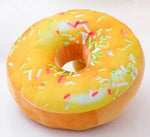 coussin donut forme ronde peluche animée couleurs variées glaçage sucre coloré décoration intérieure sofa