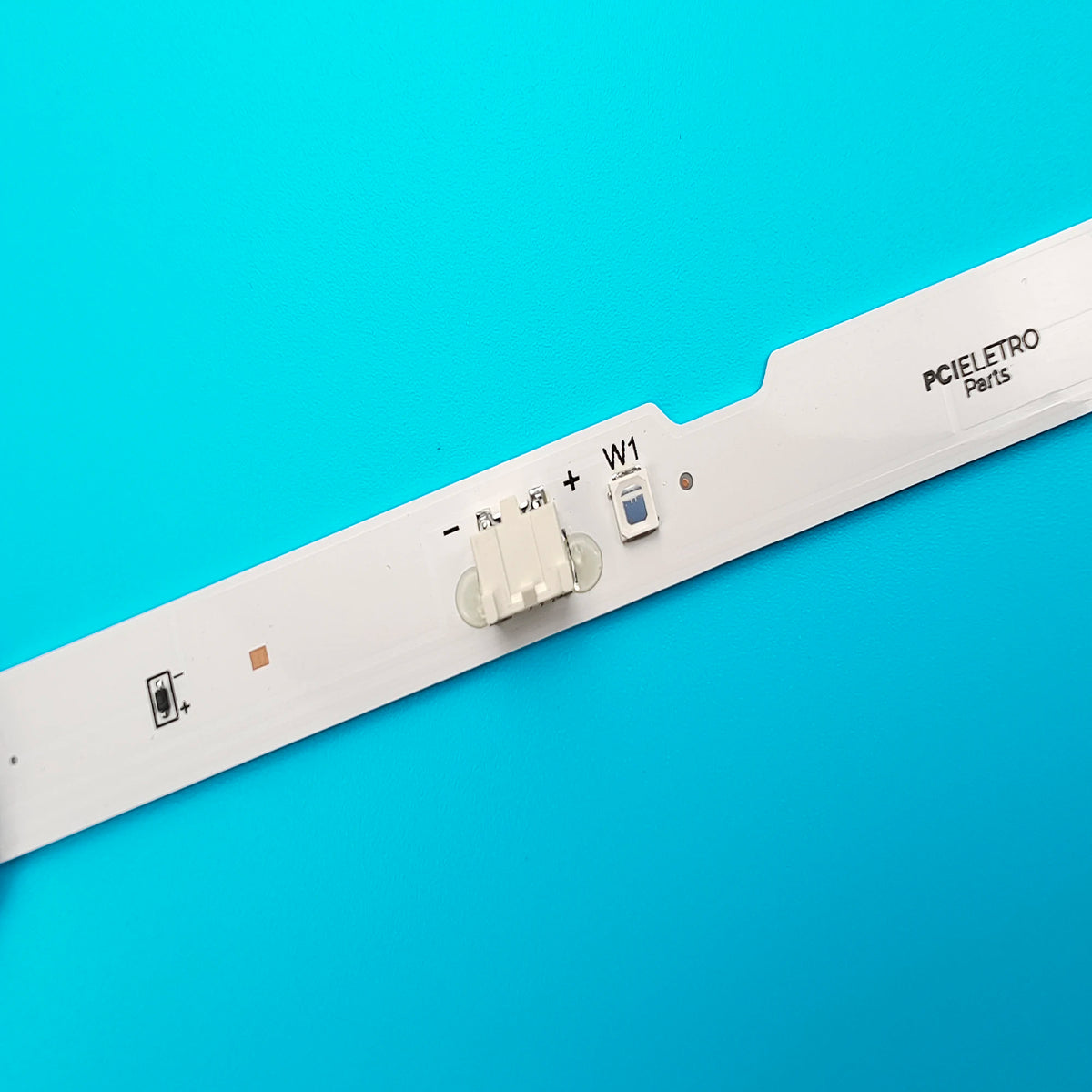 ruban led blanc moderne connecteurs usb alimentation numéros techniques production