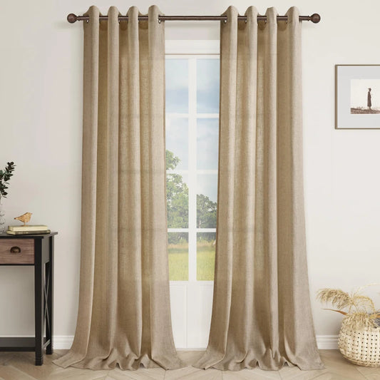 Paire de rideaux écrus à œillets installée sur une tringle fine, laissant filtrer doucement la lumière d'une fenêtre ouverte sur un jardin.