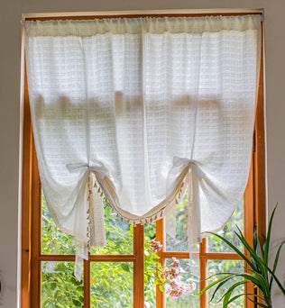 Rideau blanc élégant pour fenêtres, idéal pour apporter une touche de charme et de luminosité à votre intérieur. Parfait pour filtrer délicatement la lumière du jour tout en préservant une ambiance intime. Accessoire décoratif idéal pour salon, chambre ou cuisine. Transformez votre espace avec ce rideau unique au design raffiné.