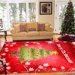Ce tapis décoratif aux motifs de feuilles et d'arbres de Noël sur un fond rouge festif crée une ambiance chaleureuse et festive dans cette pièce aux grands fenêtres donnant sur la nature.