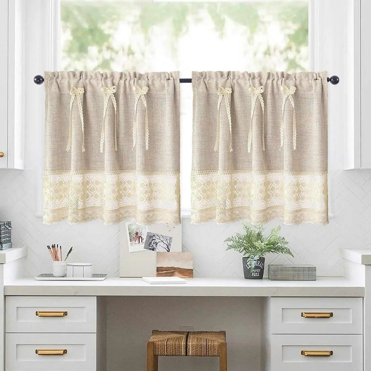 rideau beige clair texture lin bordure dentelle classique rustique fleuri maison