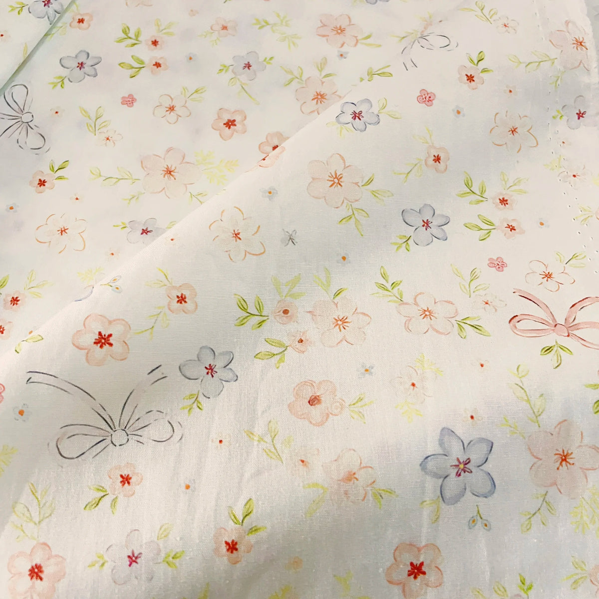 tissu coton imprimé fleurs rubans vintage blanc rose vert gris popeline respirant 145cm large