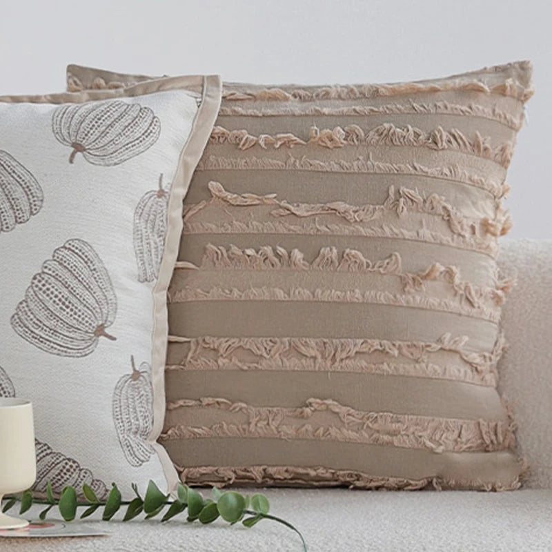 coussin motif feuilles stylisées beige clair moderne opacité 45x45cm franges fixation