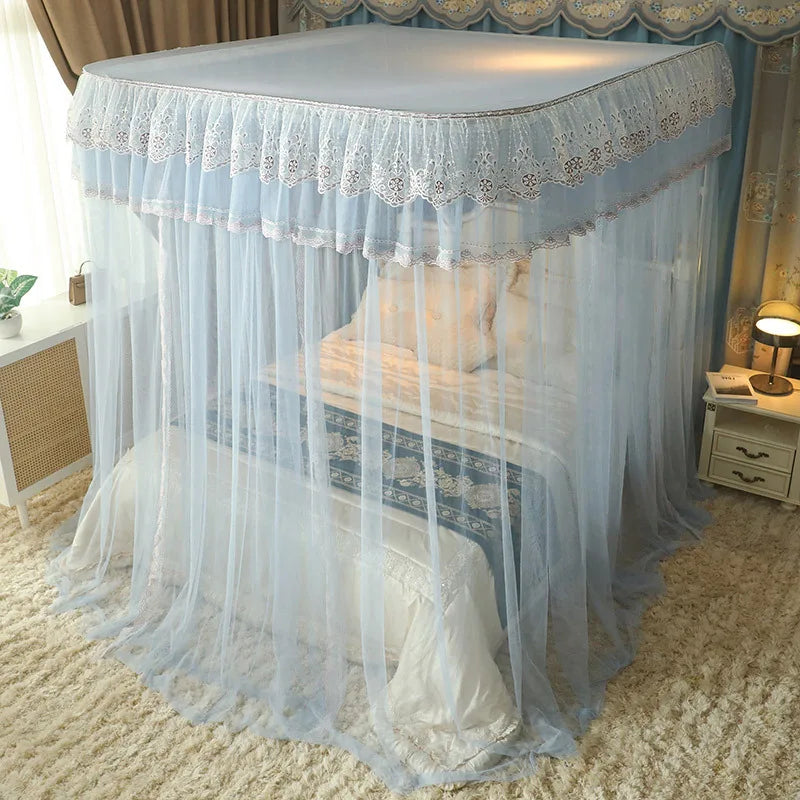 Lit baldaquin avec rideaux bleus délicatement ornés de dentelle, créant un espace de sommeil douillet et romantique.