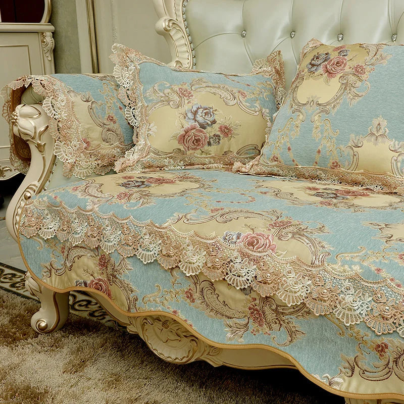 Une magnifique parure de lit aux motifs floraux délicats et à l'aspect vintage, avec des coussins ornés de délicates dentelles, reflétant une élégance raffinée et un charme romantique.