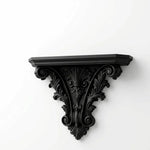 étagère murale décorative noire blanche supports sculptés chandelles bougeoirs vases fleurs petits éléments ornementaux