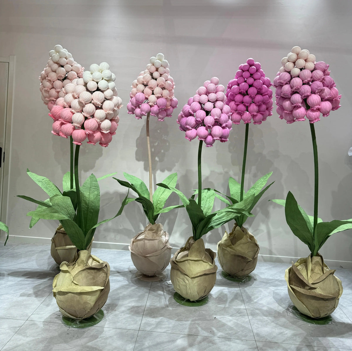 décoration intérieure moderne bouquet fleurs artificielles blanc rose beige