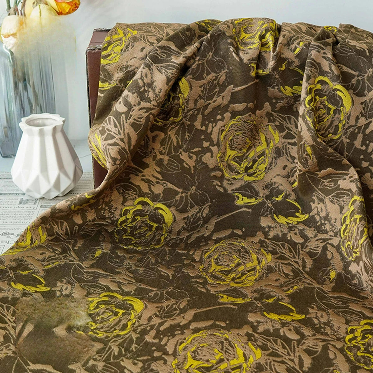 tissu imprimé fleurs stylisées marron jaune moderne élégant polyester largeur 140cm respectueux environnement