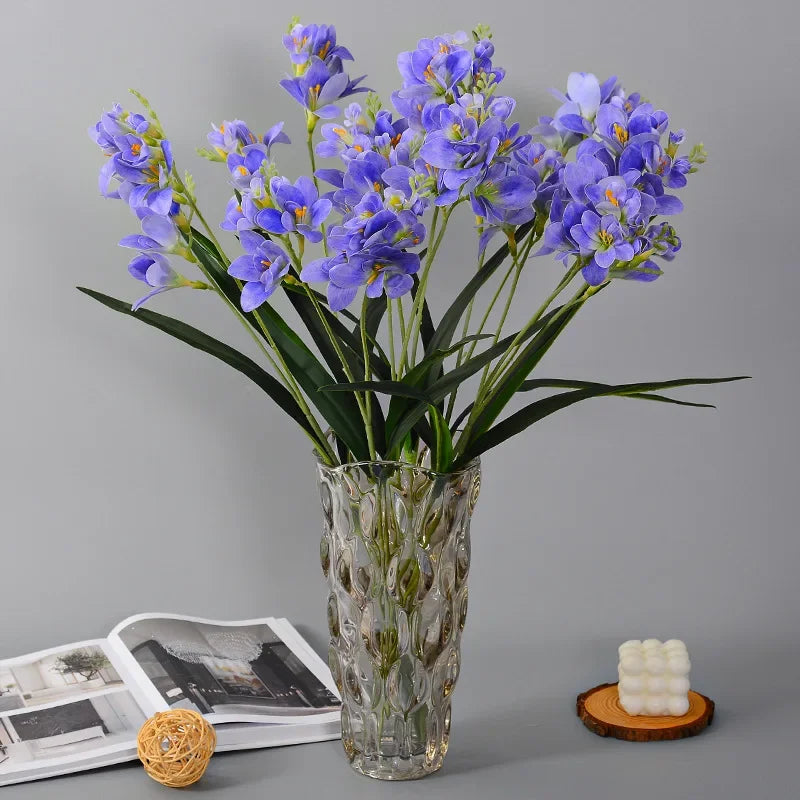 décoration intérieure bouquet artificielle orchidée blanc bleu rose feuilles verte moderne minimaliste
