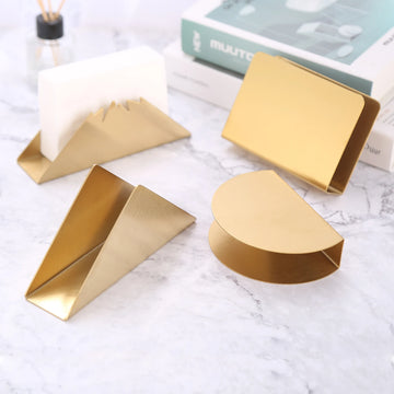 Porte-serviettes de table en acier inoxydable doré minimaliste sur une table de fête