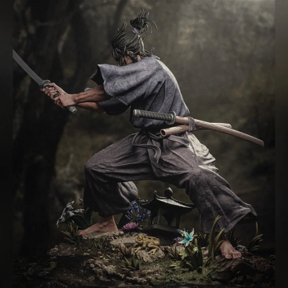 statue guerrier samouraï épée ceinture base décorative fleurs pierres artisanal réaliste figuration historique