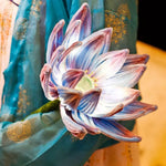 fleur artificielle lumineuse rose blanche bleue violette jaune feuilles fines nervures centre lumineux poignée