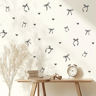 Sticker mural arc d'amour noir pour tête de lit dans une chambre moderne