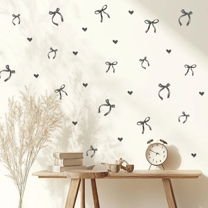 Sticker mural arc d'amour noir pour tête de lit dans une chambre moderne