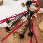 décoration boho chic couronne osier fleurs noires rubans dentelle cloches dorées porte