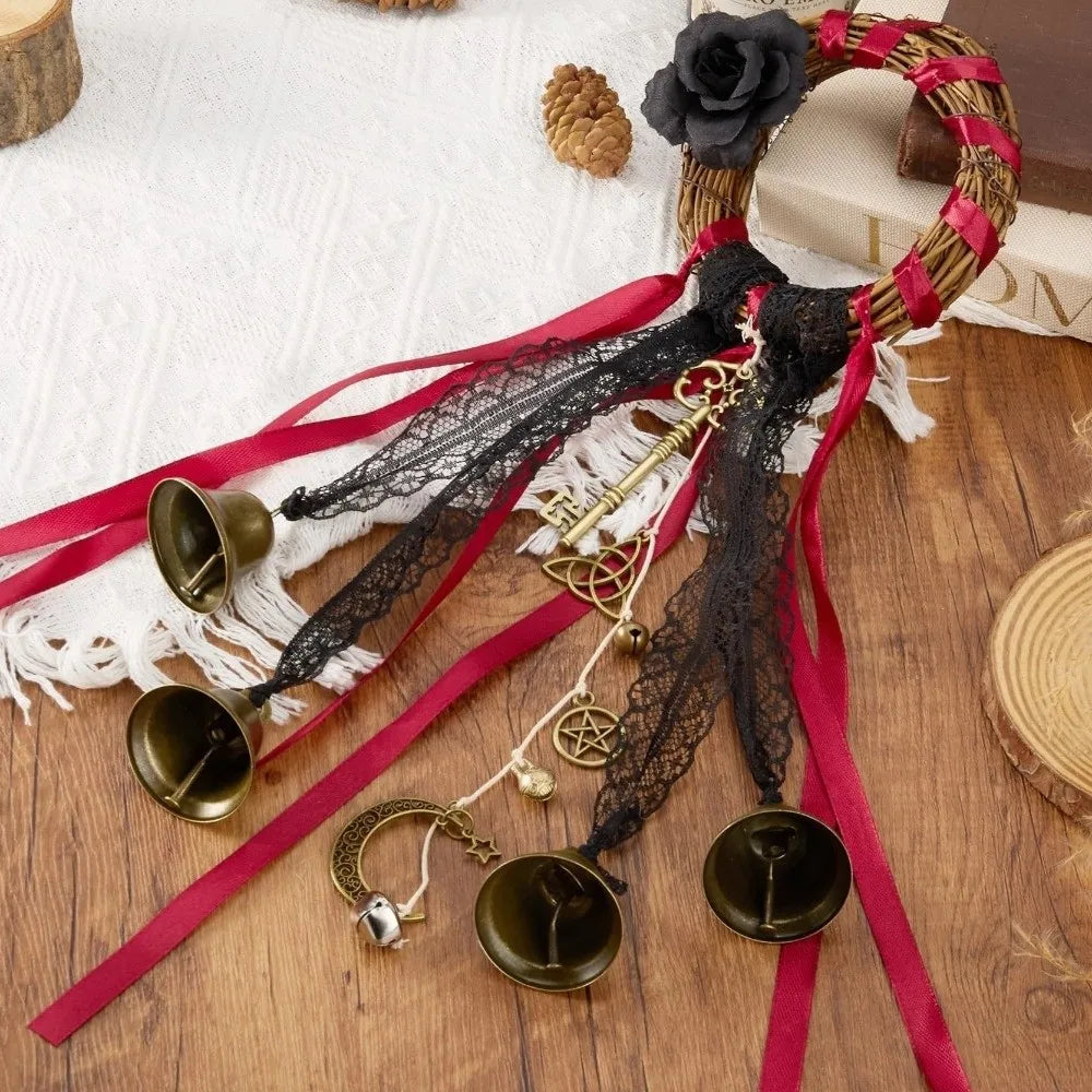 décoration boho chic couronne osier fleurs noires rubans dentelle cloches dorées porte