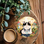 Sous-verres photo décoratifs sur bureau avec ordinateur et plantes