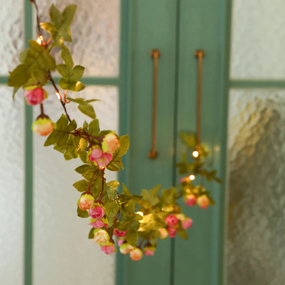 guirlande lumineuse fleurs artificielles rose rouge vert feuilles texturées décoration romantique autoinstallation batterie led