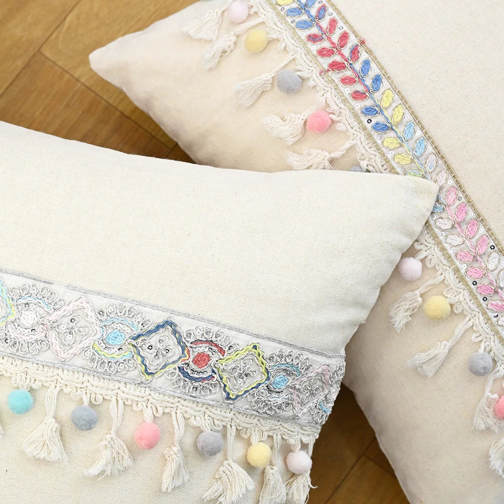 coussins patchwork boho chic beige motifs fleurs pompons opaques décoration salon voiture