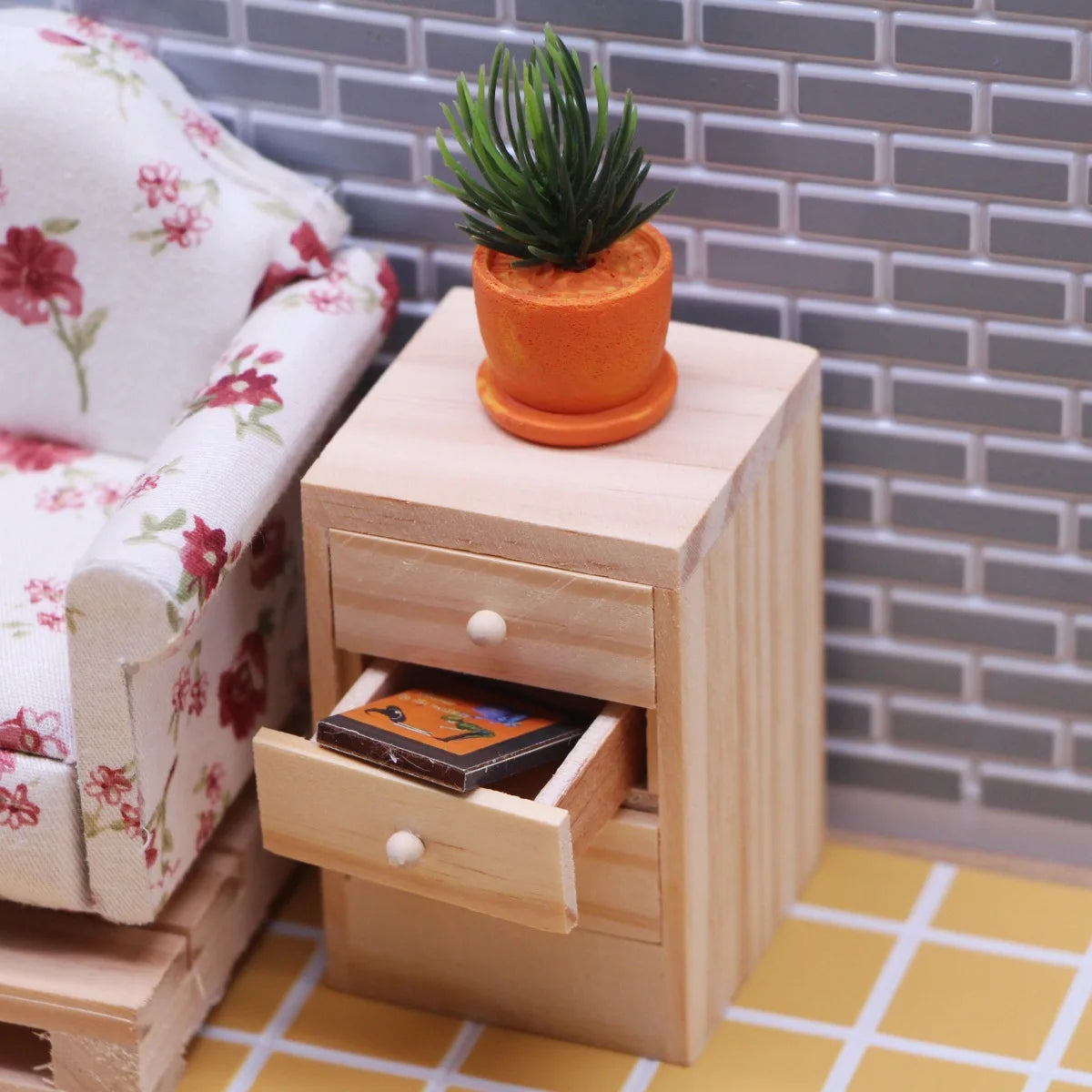 meuble miniature commode table chevet tiroirs bois naturel plante verte pot orange