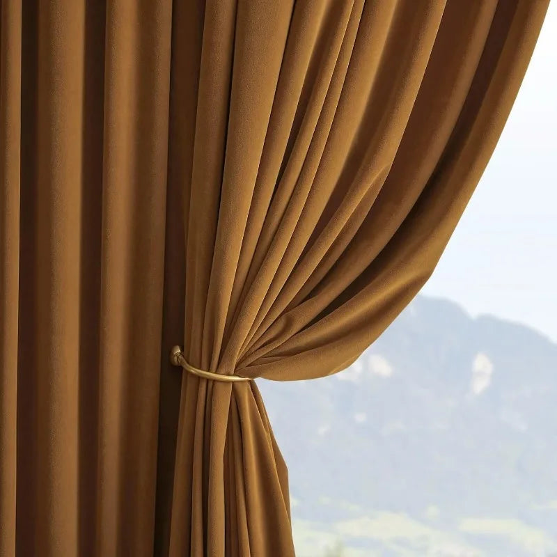 Rideau élégant marron avec embrasse dorée, parfait pour ajouter une touche chaleureuse et sophistiquée à votre intérieur. Design chic et polyvalent, idéal pour le salon, la chambre ou le bureau, offrant une ambiance accueillante et raffinée. Vue panoramique sur l'extérieur en arrière-plan pour davantage de charme.