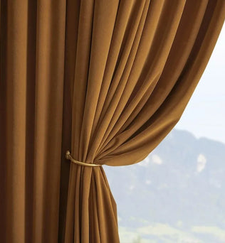 Rideau élégant marron avec embrasse dorée, parfait pour ajouter une touche chaleureuse et sophistiquée à votre intérieur. Design chic et polyvalent, idéal pour le salon, la chambre ou le bureau, offrant une ambiance accueillante et raffinée. Vue panoramique sur l'extérieur en arrière-plan pour davantage de charme.