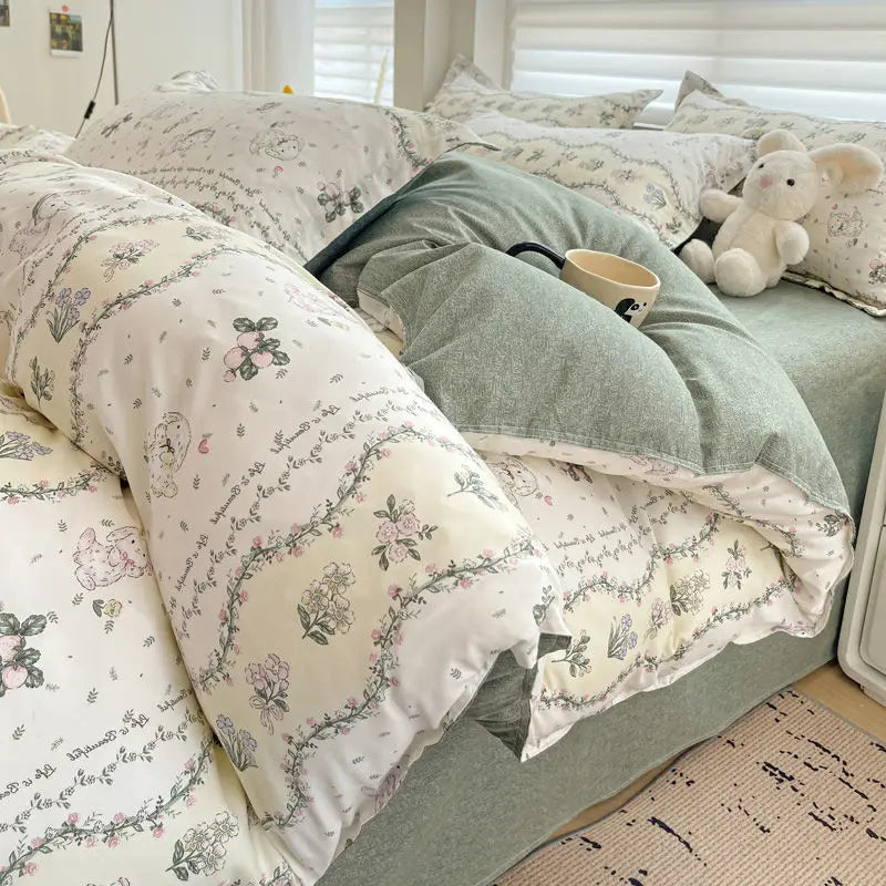 Parure de lit vert dans une chambre moderne avec accessoires décoratifs