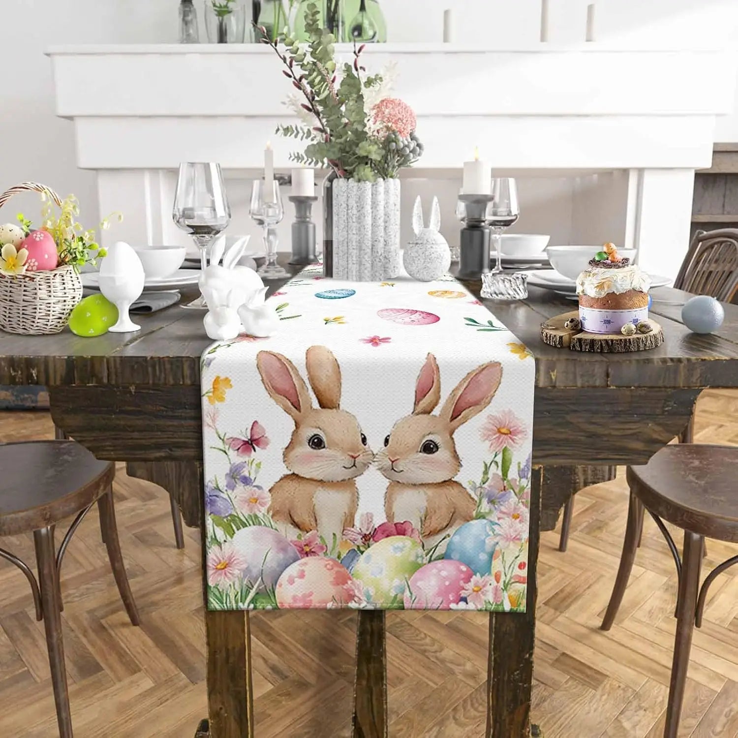 Une décoration de table de Pâques printanière avec des lapins mignons, des œufs colorés et un bouquet floral posé sur une table rustique.