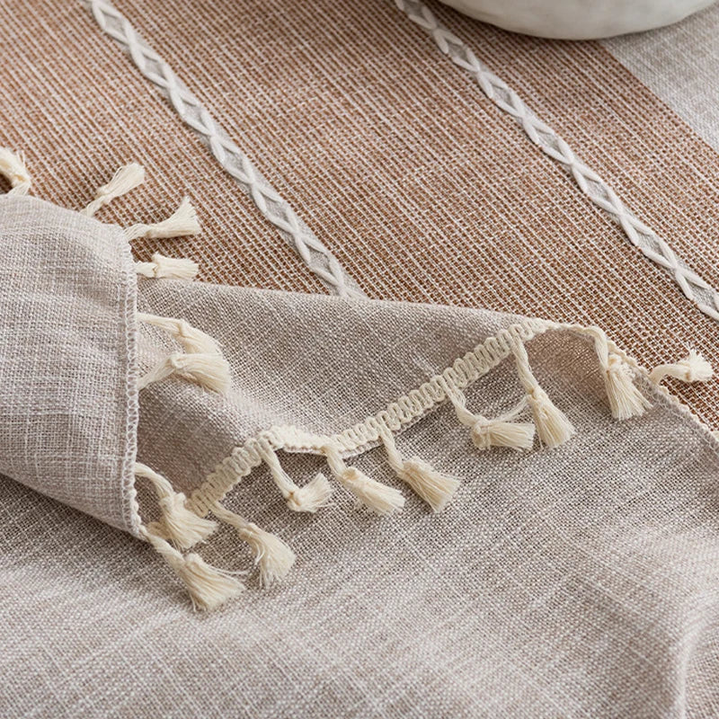 nappe rustique rectangle polyester moderne beige rayures tissage fin assiettes blancs couverts métalliques décoration