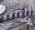 rideau moderne gris blanc broderie feuilles stylisées semi transparent anneaux noirs salon