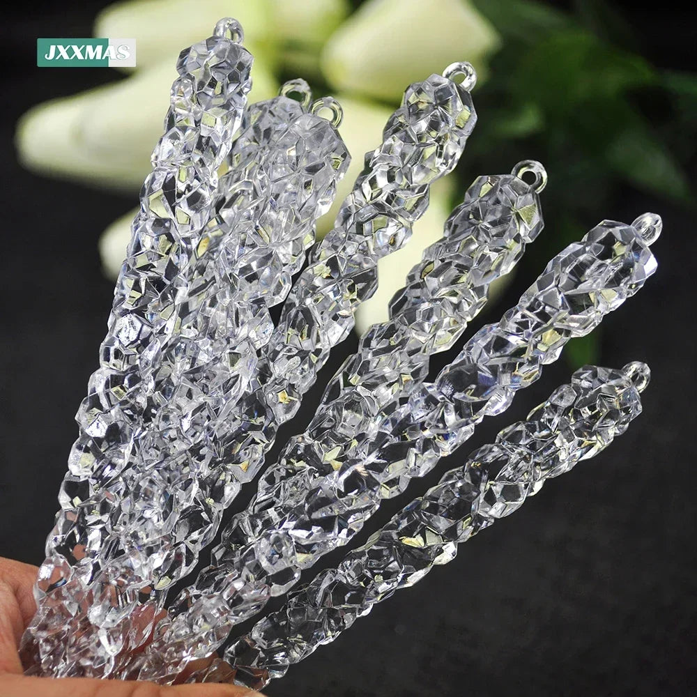 Décoration de sapin de Noël avec glaçons artificiels accrochés aux branches