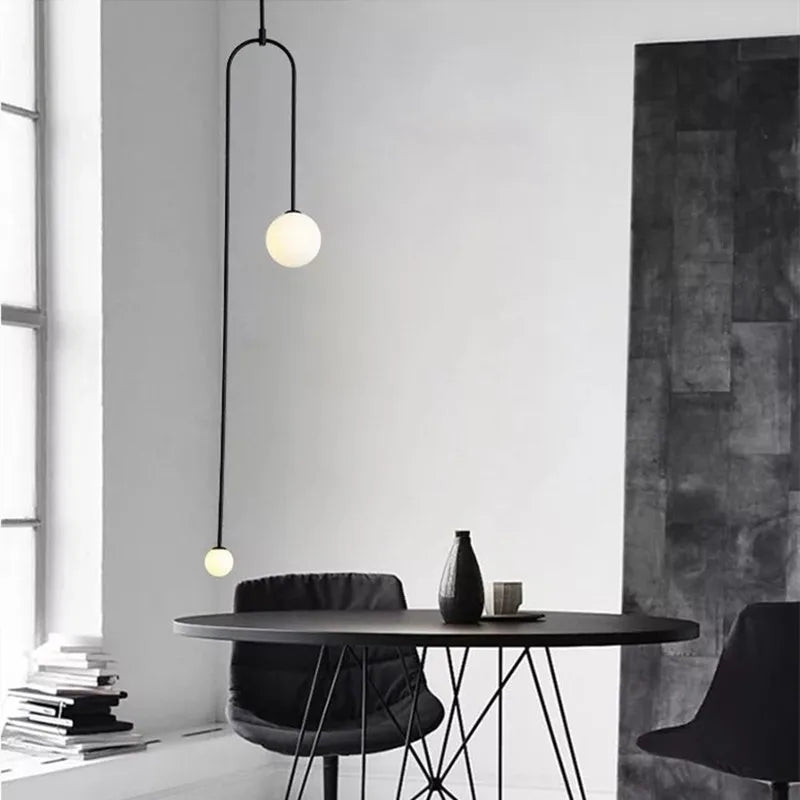 suspension lumineuse moderne sphères translucides structure métallique vis doré noir blanc