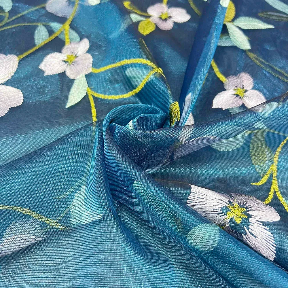 rideau tulle fleuri moderne bleu blanc doré salon inclusion pastorale floral