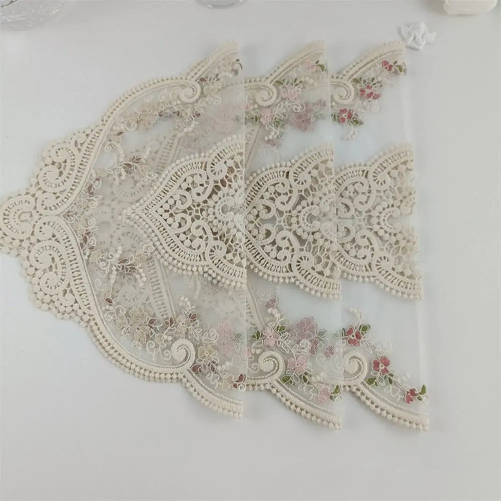serviette table vintage brodée dentelle beige clair rose pâle vert clair 44x31cm