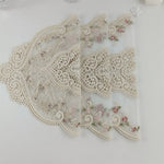 serviette table vintage brodée dentelle beige clair rose pâle vert clair 44x31cm