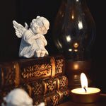 statue ange enfant triste sculpture résine détaillée plumes livres dorés fleurs bleues vintage