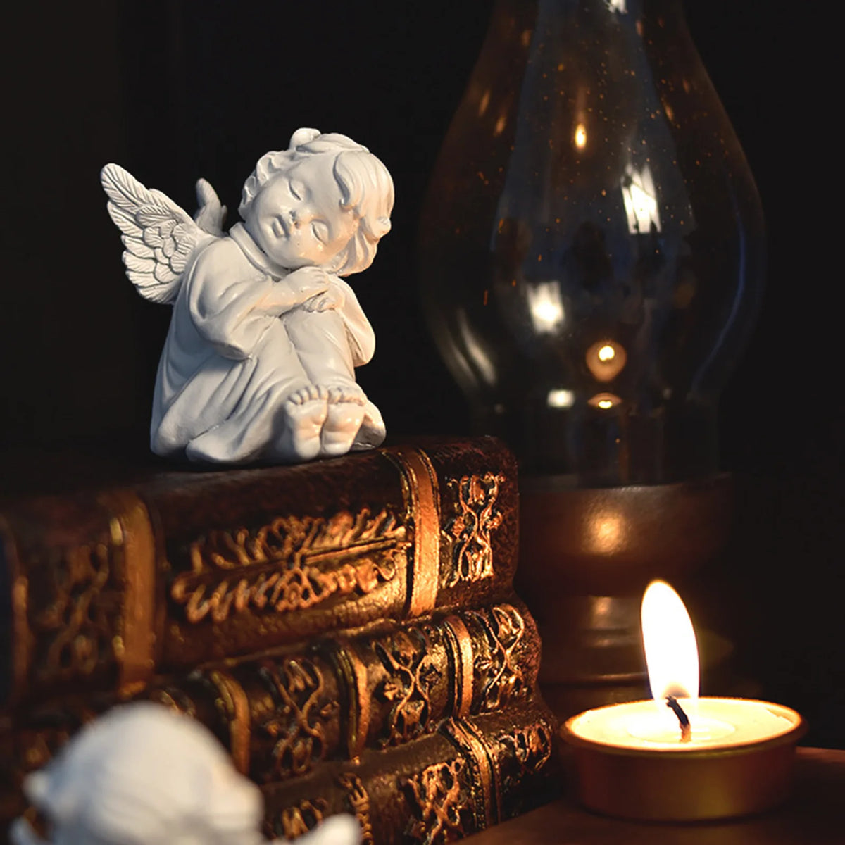 statue ange enfant triste sculpture résine détaillée plumes livres dorés fleurs bleues vintage