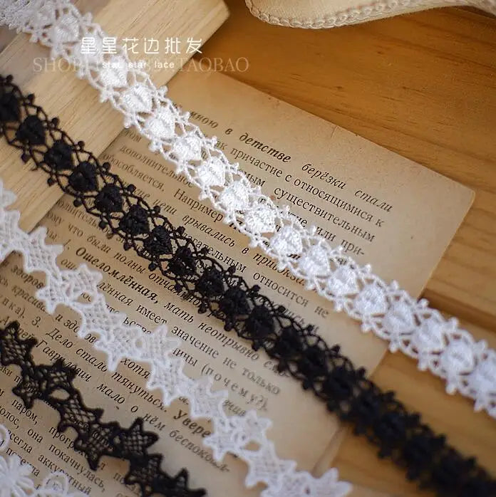 ruban dentelle noir blanc fleurs motifs floraux classique élégant polyester soluble eau écologique