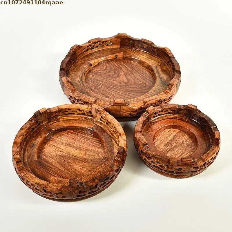 support circulaire bois sculpté marron foncé texture naturelle artisanal traditionnel décoration intérieure vase plante