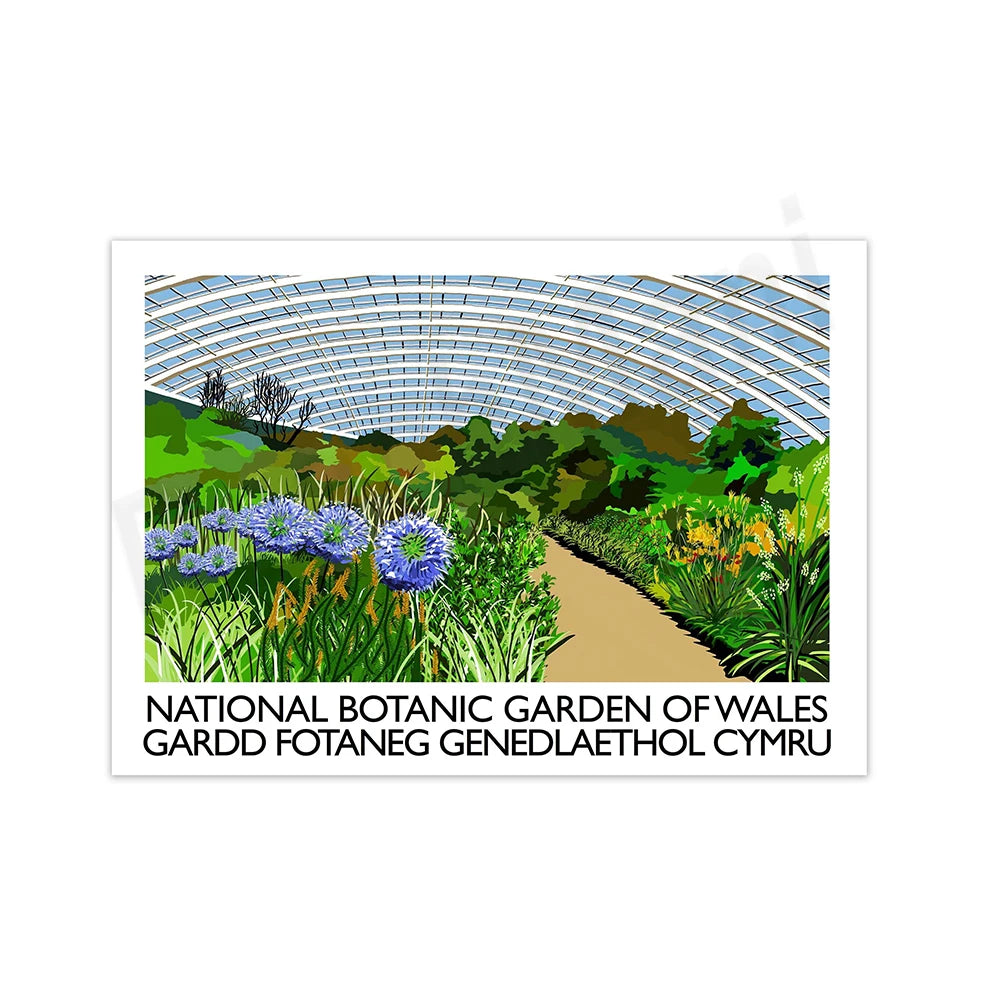 Le jardin botanique national du Pays de Galles présente un paysage verdoyant avec des fleurs violettes et oranges, entouré d'arbres et d'une structure de verre en arc couvrant l'ensemble.