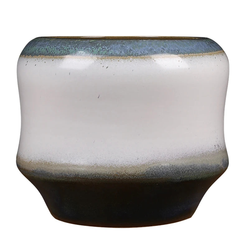 Vase en céramique artisanale avec un motif marbré en nuances de gris, blanc et noir.