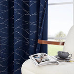 Rideau élégant avec motifs géométriques bleus. Idéal pour le salon, ce rideau moderne embellira votre intérieur tout en offrant une protection efficace contre la lumière. Parfait pour créer une atmosphère cosy et raffinée dans votre espace de vie.