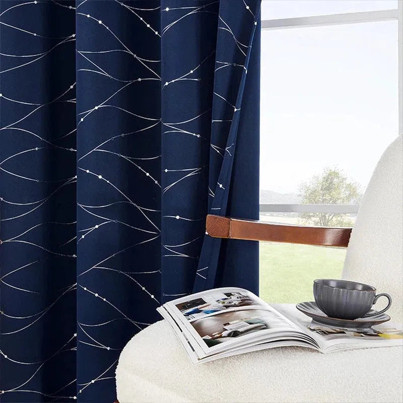 Rideau élégant avec motifs géométriques bleus. Idéal pour le salon, ce rideau moderne embellira votre intérieur tout en offrant une protection efficace contre la lumière. Parfait pour créer une atmosphère cosy et raffinée dans votre espace de vie.