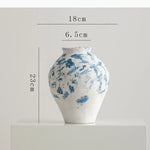 vase moderne blanc bleu rayures taches fleurs artificielles décoration intérieure unique table arrangement floral