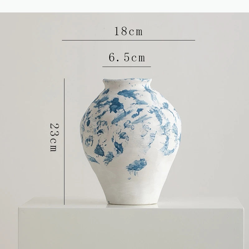 vase moderne blanc bleu rayures taches fleurs artificielles décoration intérieure unique table arrangement floral