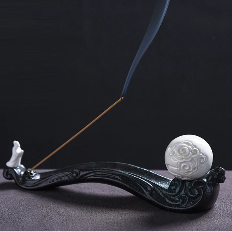 porte encens céramique reliefs vagues zen ornement décoration intérieure incense salon blanc noir vert